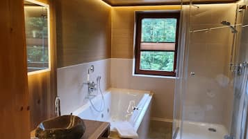 Suite | Badkamer | Een douche, een hydromassagedouche, gratis toiletartikelen