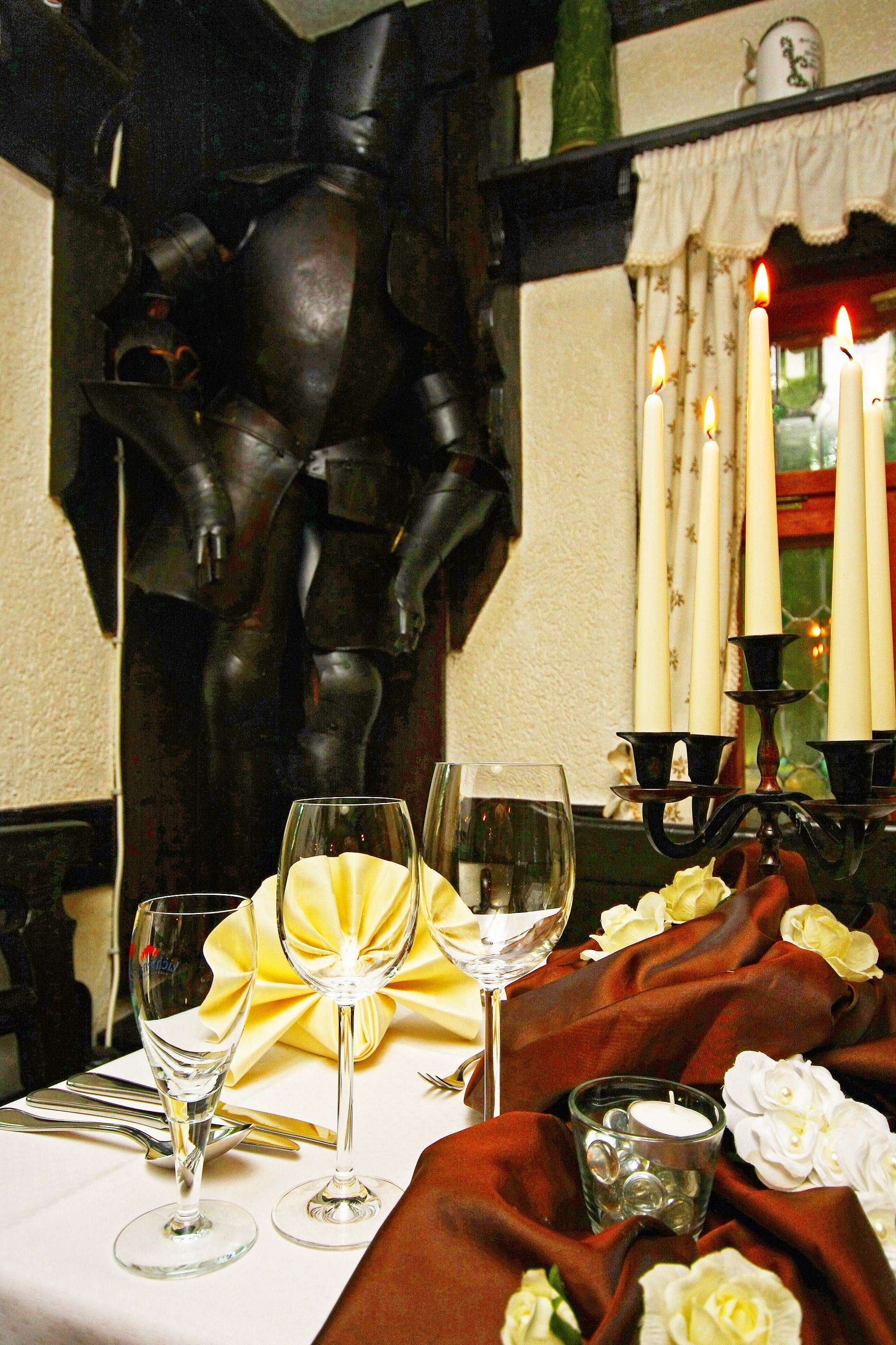 lunch and dinner served, international cuisine