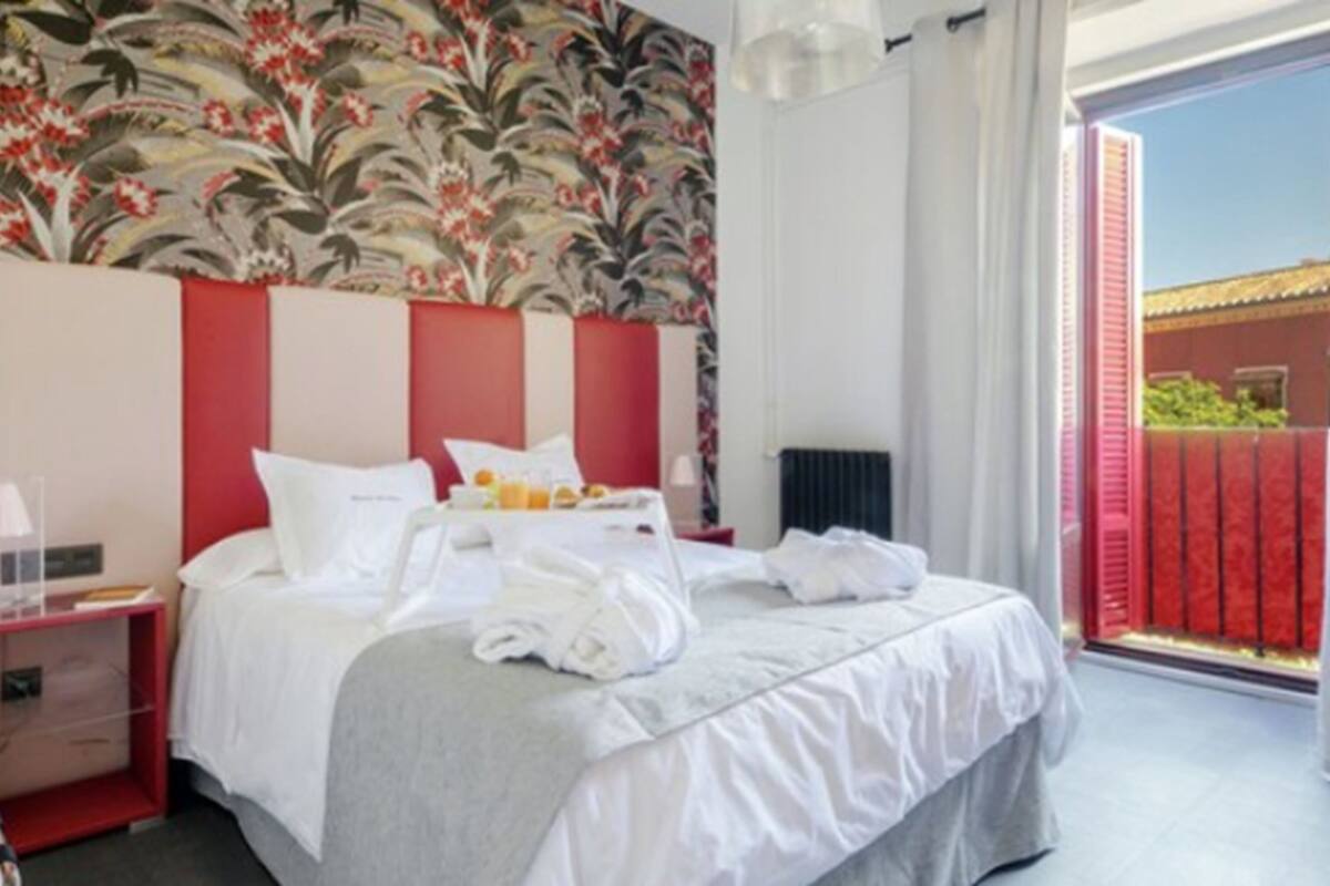 Habitación Sevilla | Daunenbettdecken, Zimmersafe, Schreibtisch, Verdunkelungsvorhänge