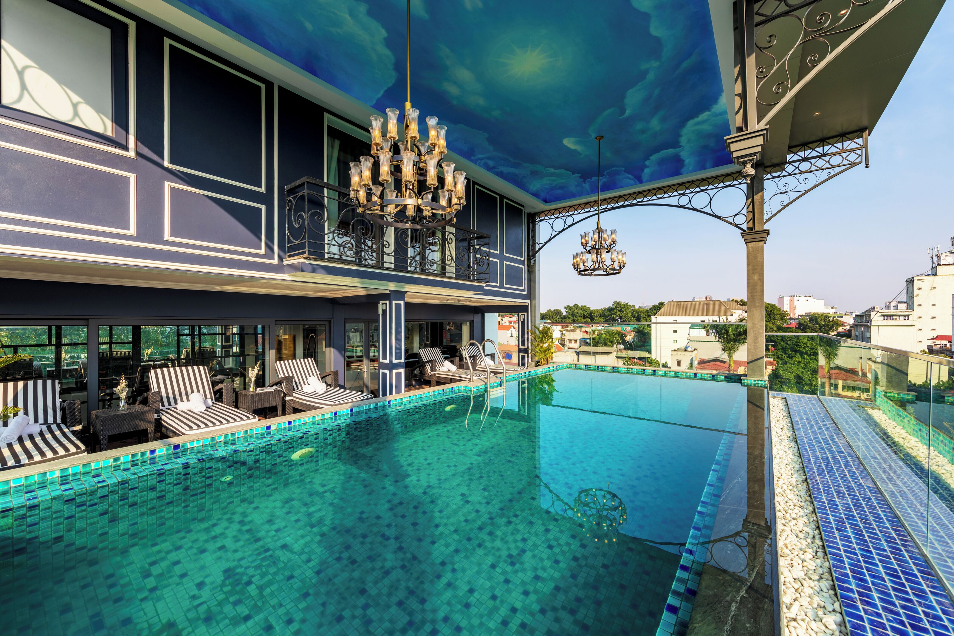 Grand-sviitti, näköala uima-altaalle | Ylelliset vuodevaatteet, ilmaiset minibaarituotteet