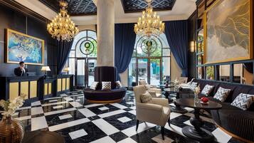 Serves lunch and dinner