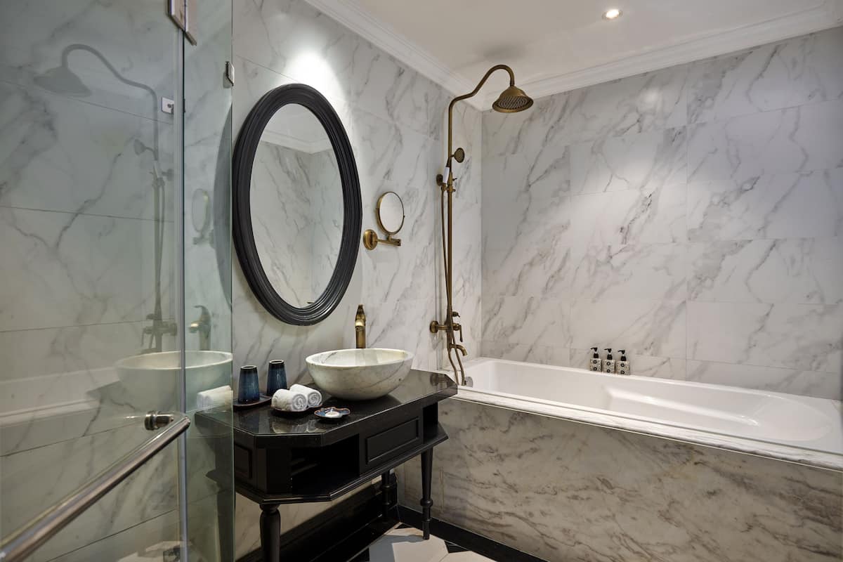 shower, rainfall showerhead, free toiletries, hair dryer