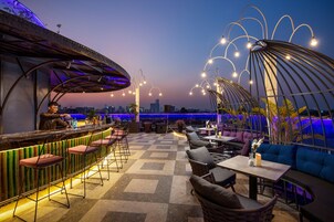 Phục vụ bữa trưa và bữa tối 