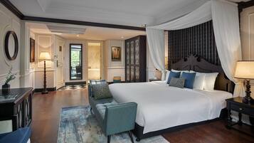 Executive Suite, Balcony | Premium bedding, free minibar, in-room safe, desk