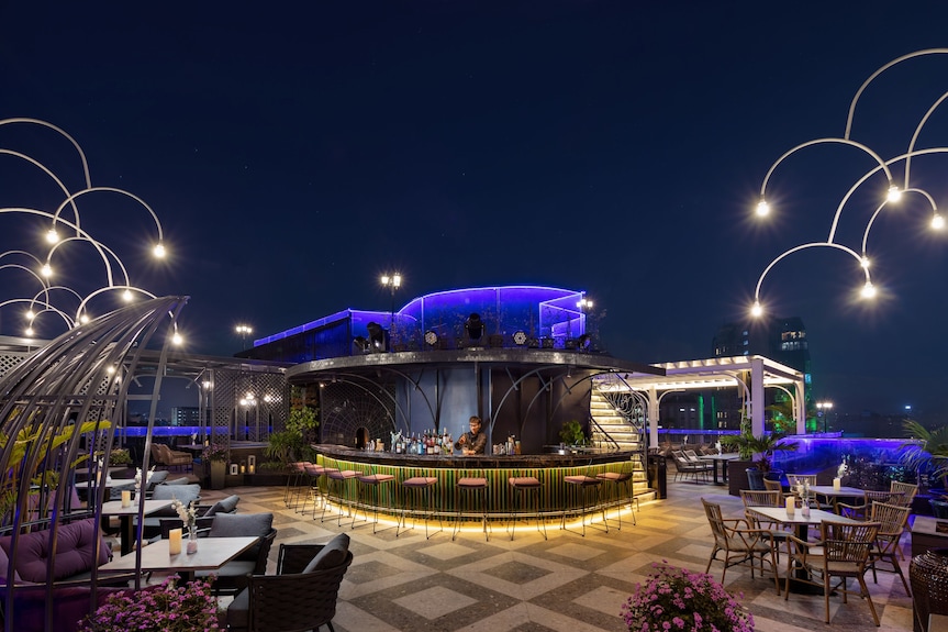 AIRA An Bang Garden Restaurant & Bar nằm giữa khu vườn xanh mát, phục vụ các món đặc trưng Hội An, ẩm thực miền Trung và nhiều lựa chọn Việt Nam trong không gian nhìn ra hồ bơi thư thái.