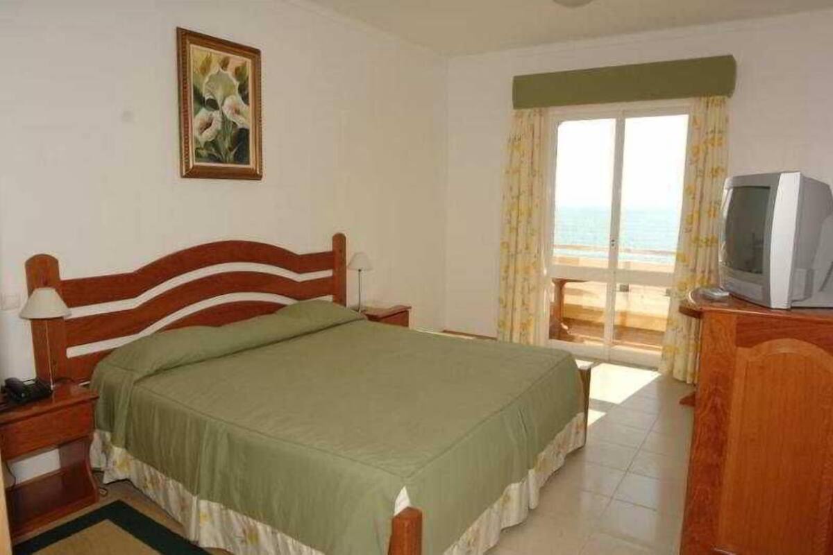 minibar, free wifi, bed sheets