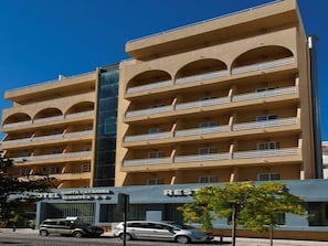 A multi-story hotel with balconies, a central glass elevator shaft, and a sign for 'Hotel Santa Catalina'. - Hotel Santa Catarina Algarve (Portimão)