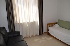 A room with a bed, a chair, and a window with curtains. - Hotel Santa Catarina Algarve (Portimão)