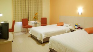 A hotel room with two beds, a desk, a chair, a TV, and a window with curtains. - Ane Hotel - Eying Branch (Chengdu)