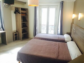 In-room safe, desk, soundproofing, free WiFi - Grand Hôtel Magenta (Paris)