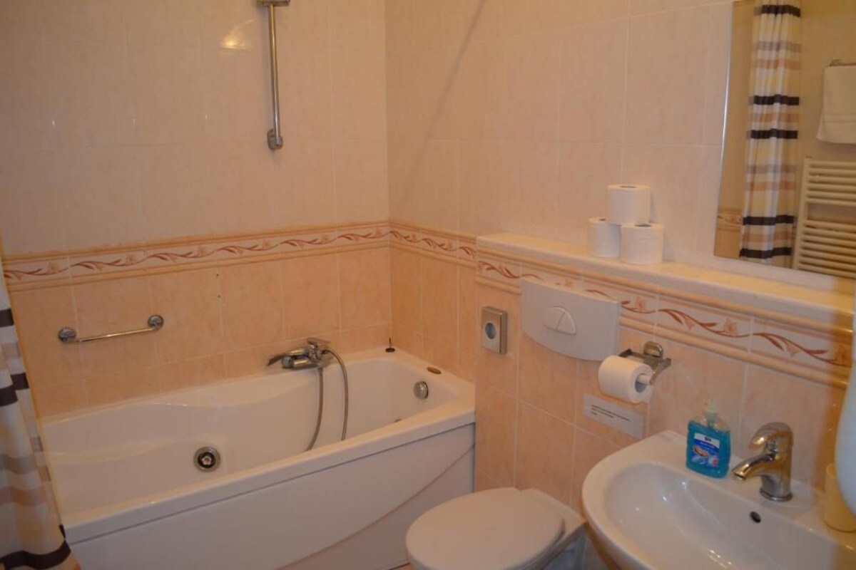 Kamar mandi | Bathtub, pengering rambut,  dan handuk