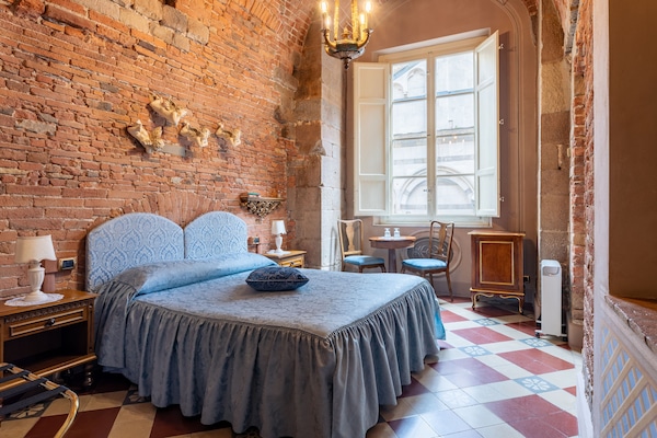 Doppia Standard | Biancheria da letto di alta qualità, copriletto in piuma, minibar