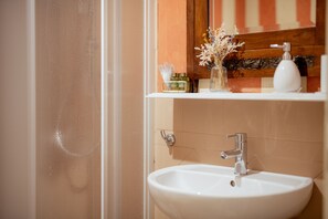 Shower, free toiletries, hair dryer, slippers - L'Antica Bifore (Lucca)