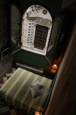 Premium bedding, down duvets, minibar, in-room safe - L'Antica Bifore (Lucca)