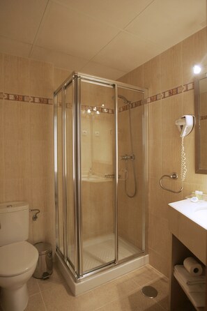 Máy sấy tóc, khăn tắm 