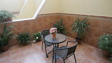 Dobbeltværelse med dobbeltseng eller 2 enkeltsenge - terrasse | Terrasse/gårdhave