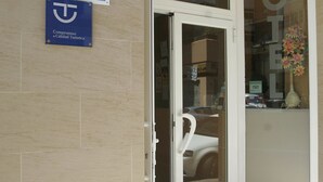 A hotel entrance with a glass door, a sign indicating it is a hotel, and a commitment to quality tourism. - Hotel Goartín (Málaga)