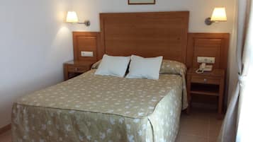 Een bureau, verduisterende gordijnen, een strijkplank/strijkijzer