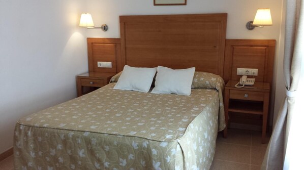 Bureau, rideaux d’obscurcissement, fer et planche à repasser