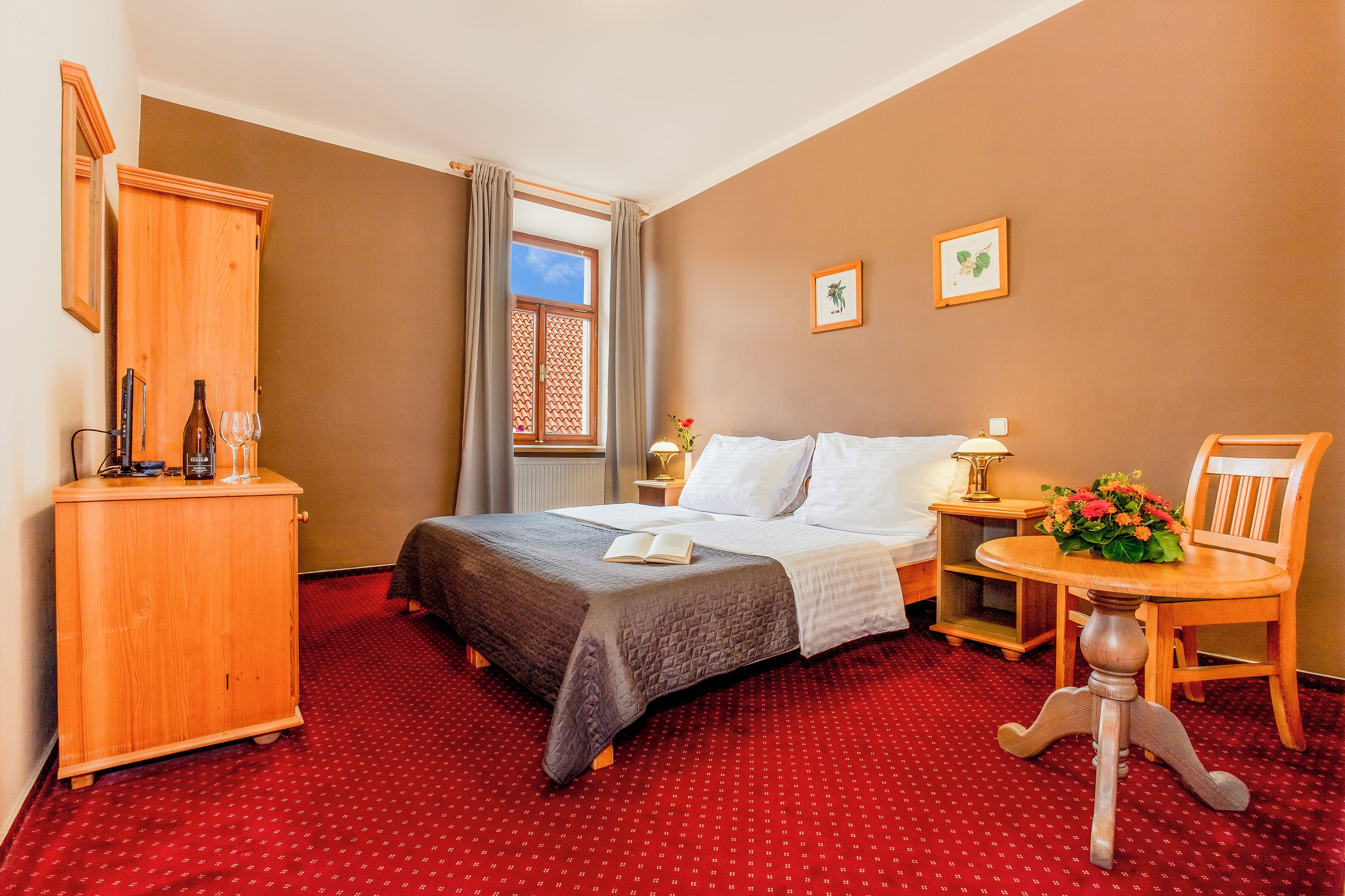 desk, free wifi, bed sheets