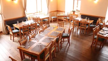 Der serveres morgenmad, frokost, aftensmad og lokale retter