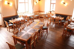 Breakfast, lunch, dinner served; local cuisine  - Hotel Panská (Bechyne)