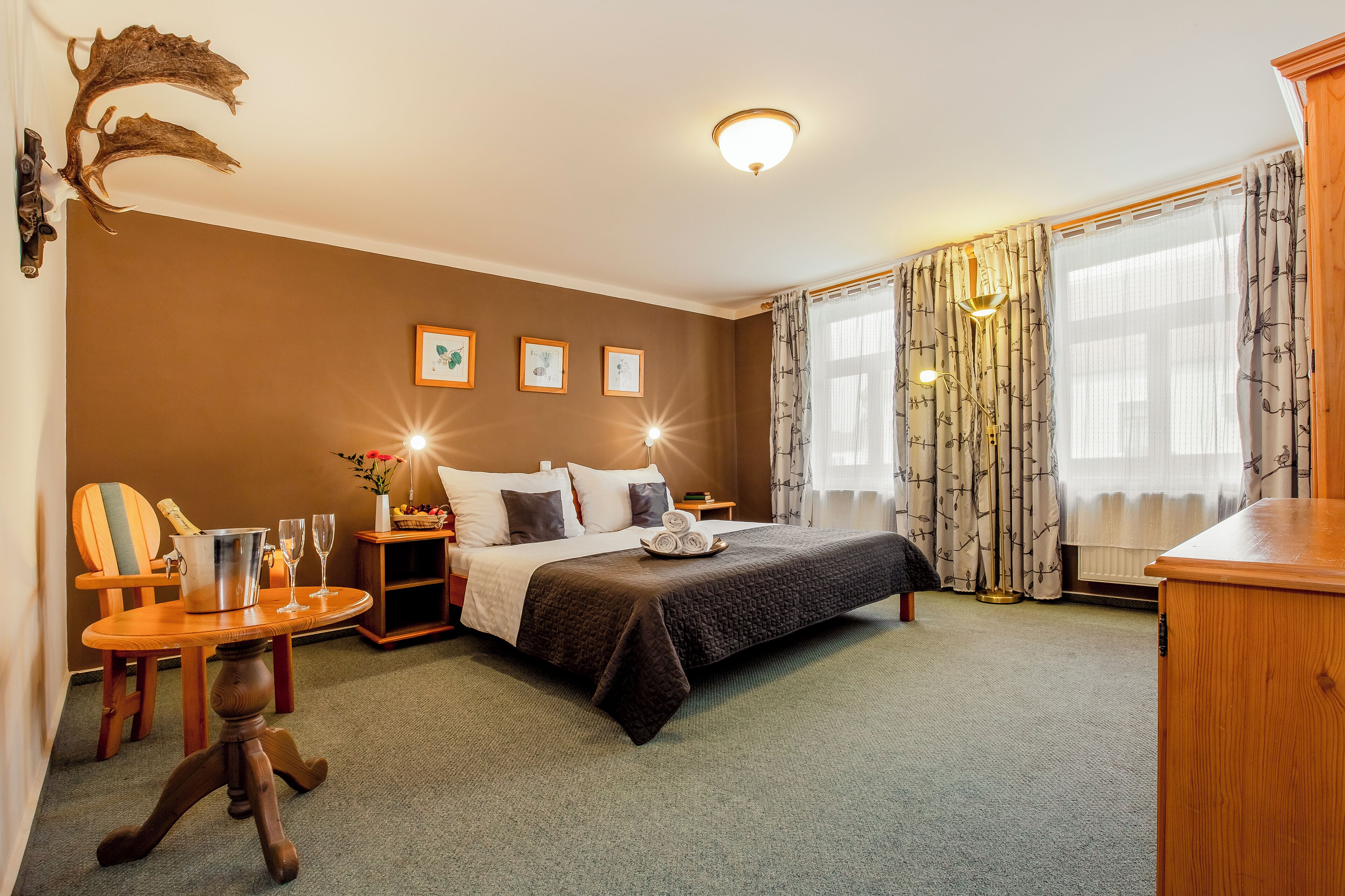 Escritorio, wifi gratis y ropa de cama 