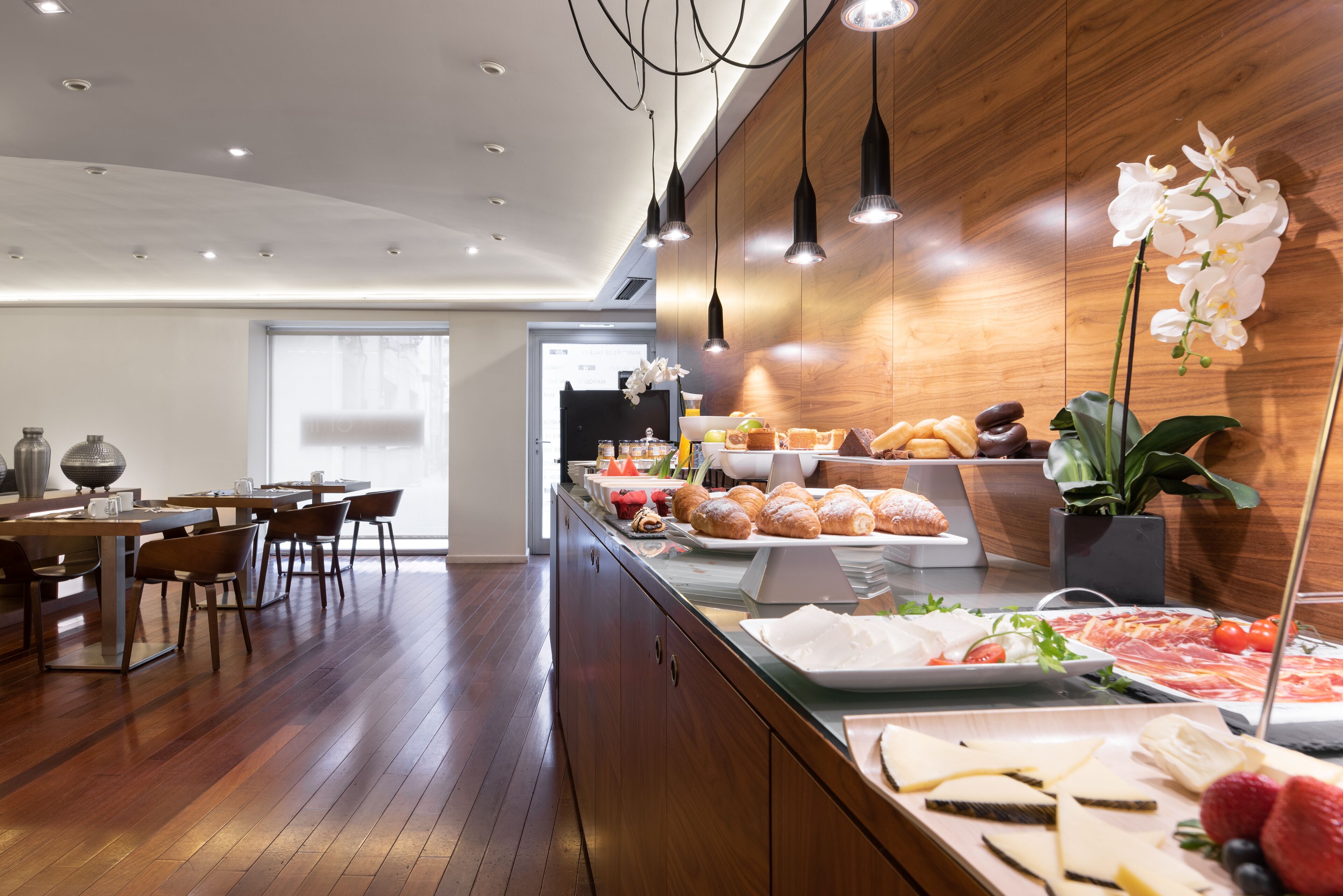 Ontbijtbuffet op werkdagen (EUR 13 per persoon)