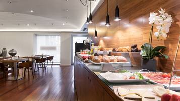 Frühstücksbuffet unter der Woche (13 EUR pro Person)