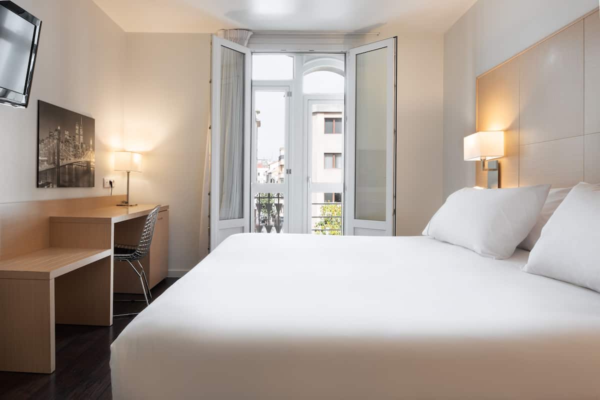 deluxe double room | minibar, in-room safe, desk, soundproofing