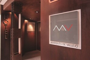 A hotel interior with a sign for 'MARQUES DE VALLEJO' and a visible 'HOTEL' sign.