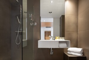 Premium Double Room | Bathroom | Eco-friendly toiletries, hair dryer, towels