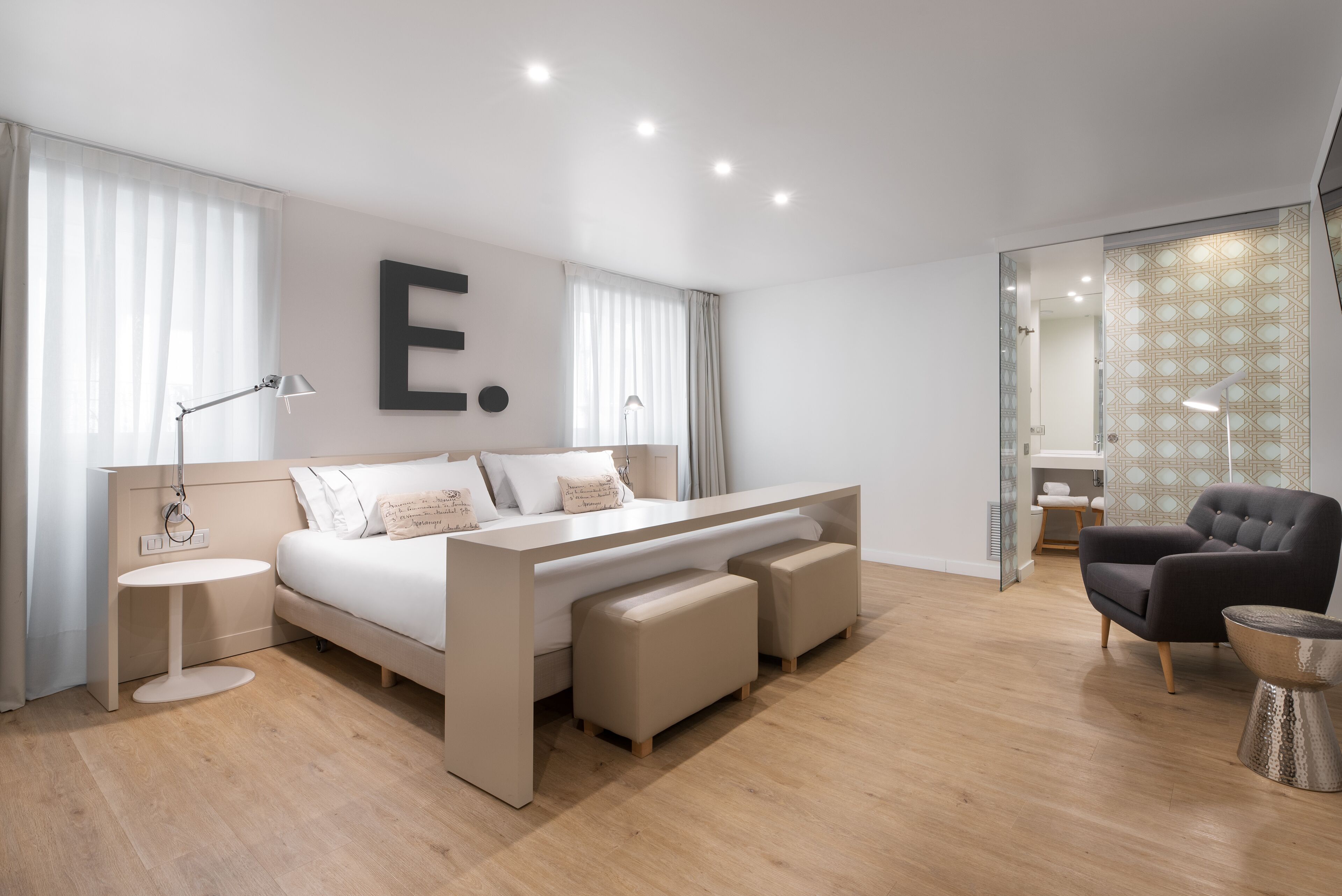 Premium tweepersoonskamer | Een minibar, een kluis op de kamer, een bureau, geluiddichte muren