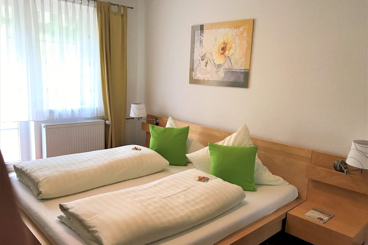 2 bedrooms, hypo-allergenic bedding, down duvets, minibar