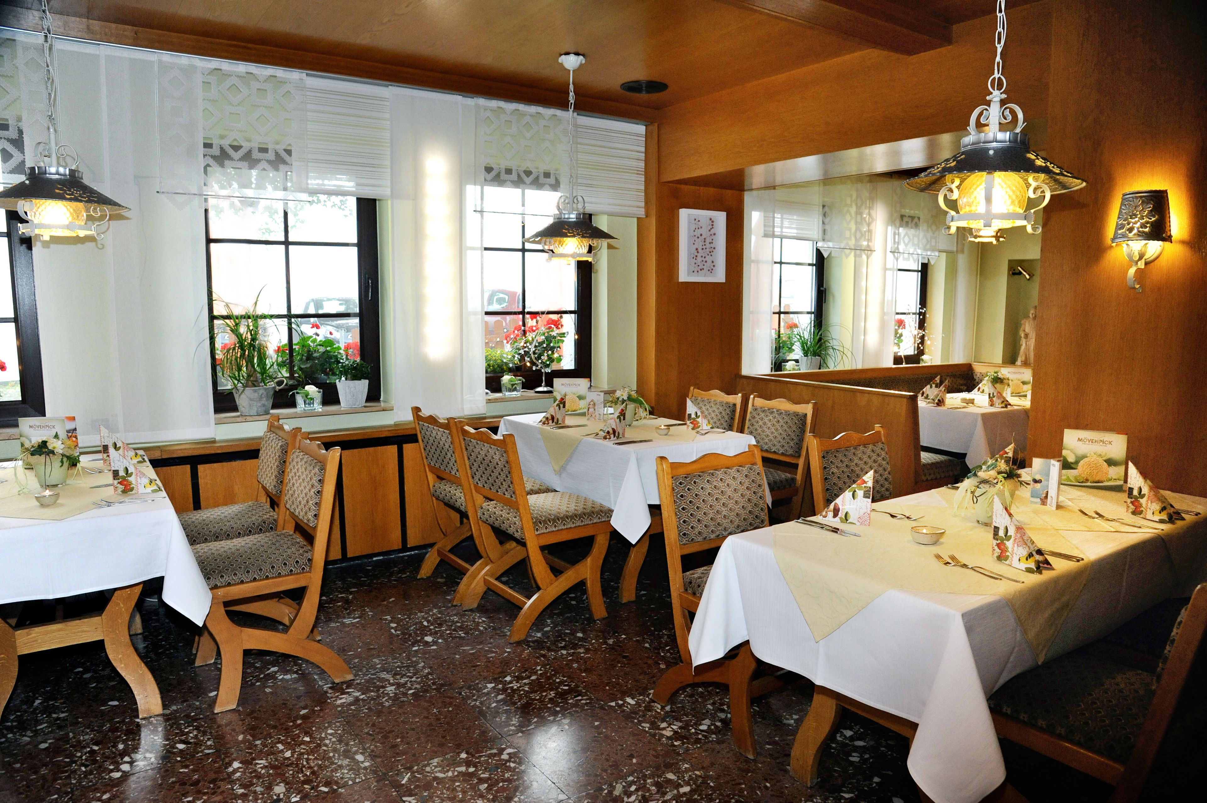 Lunch och middag serveras, med uteservering 