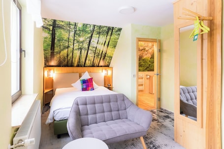 Hypo-allergenic bedding, down comforters, minibar, in-room safe. Berghotel Talblick