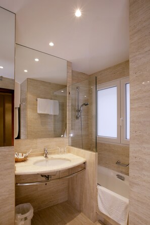 Bathtub, hair dryer, towels - Cordón (Burgos)