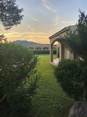 Chambre Classique avec lits jumeaux, 1 lit double ou 2 lits jumeaux, vue jardin