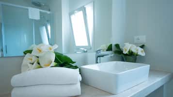 Condo, 2 Bedrooms | Bathroom | Shower, hair dryer, bidet, towels