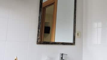 Comfort Double Room | Bathroom | Shower, towels