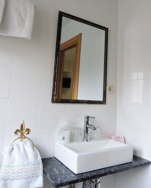Comfort tweepersoonskamer | Badkamer | Een douche, handdoeken