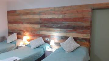 Triple Room | Desk, free WiFi