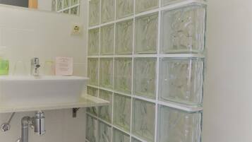 Triple Room | Bathroom | Shower, towels