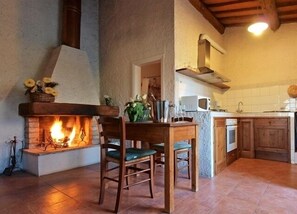 Apartment, 1 Bedroom (2 pax-Gas,heating,linen to be paid) | Private kitchen - Agriturismo La Moraia (Poggibonsi)