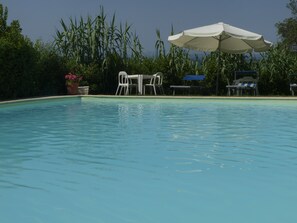 Una piscina al aire libre de temporada, una piscina en la azotea