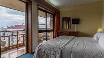 Standard-Doppelzimmer, 1 Queen-Bett | Minibar, Zimmersafe, individuell dekoriert, Schreibtisch
