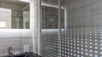 Comfort Double Room | Bilik Mandi | Hulu semburan mandi hujan, pengering rambut, tuala disediakan, sabun