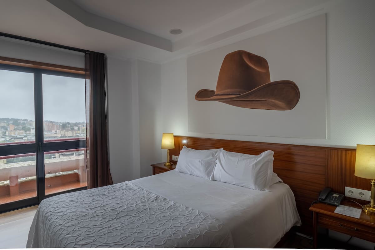 Habitación cuádruple Confort | Minibar, caja de seguridad en la habitación y decoración personalizada