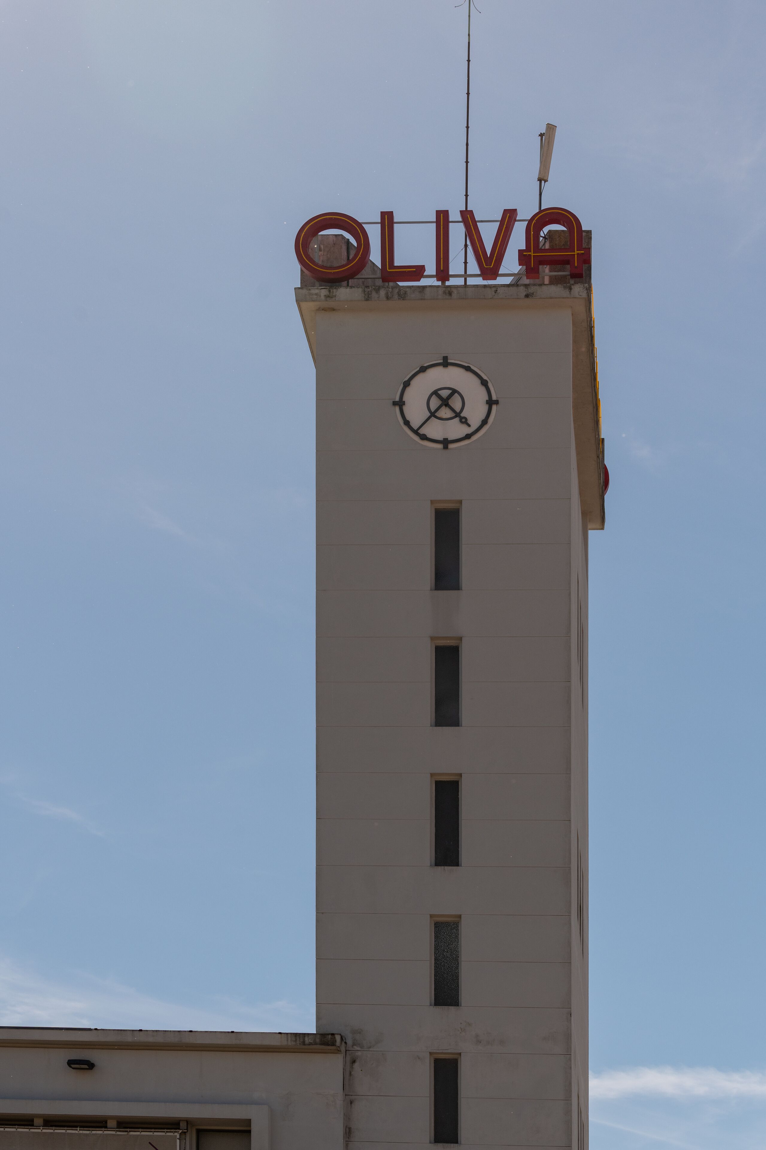 Un edifici alt amb la paraula “OLIVA” al capdamunt.