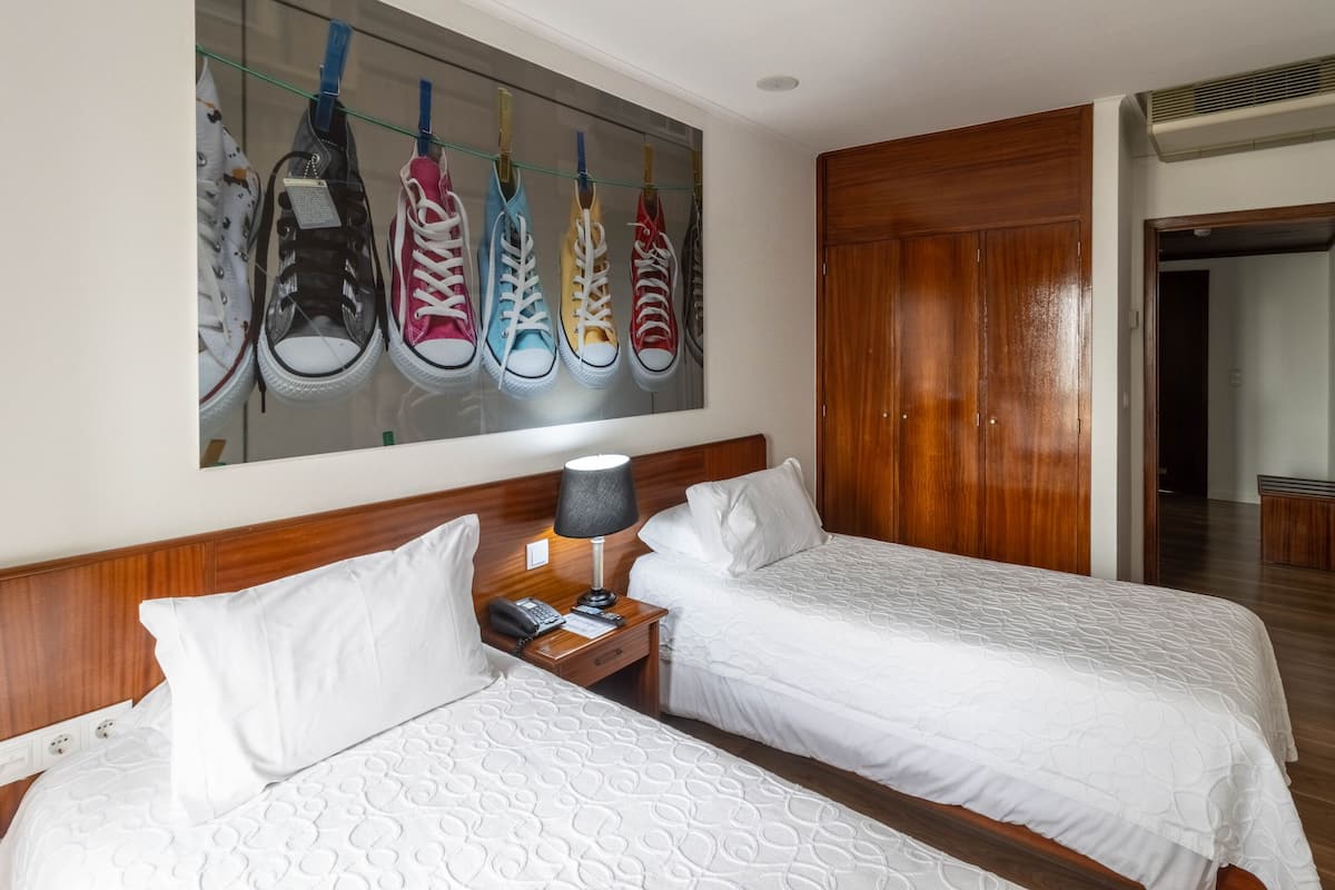 Habitación Confort con 2 camas individuales | Minibar, caja de seguridad en la habitación y decoración personalizada